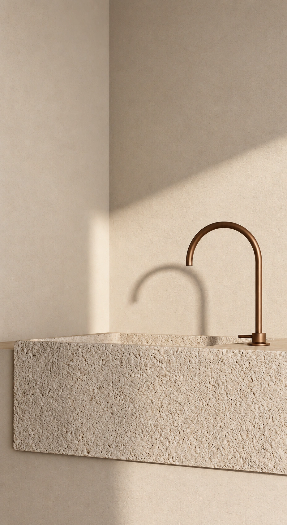 Lavabo de piedra con grifería curva de bronce