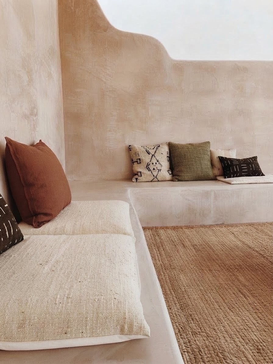 La sombra y la calma: exterior con obra y textiles